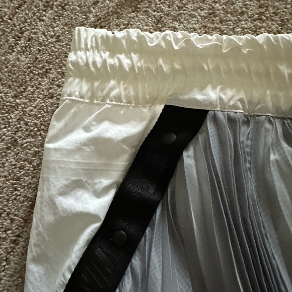 Elegant Gray Pleated Skirt - Picture 3 of 3